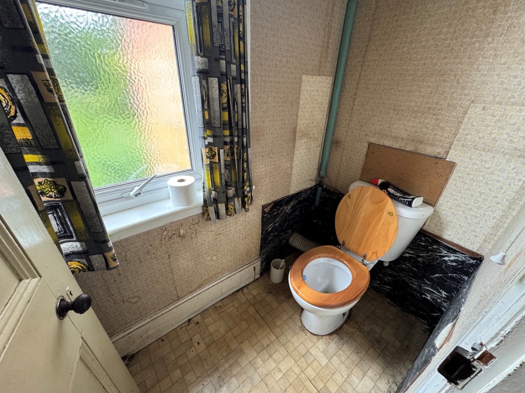 Lot: 101 - DETACHED FOUR-BEDROOM HOUSE FOR IMPROVEMENT - WC